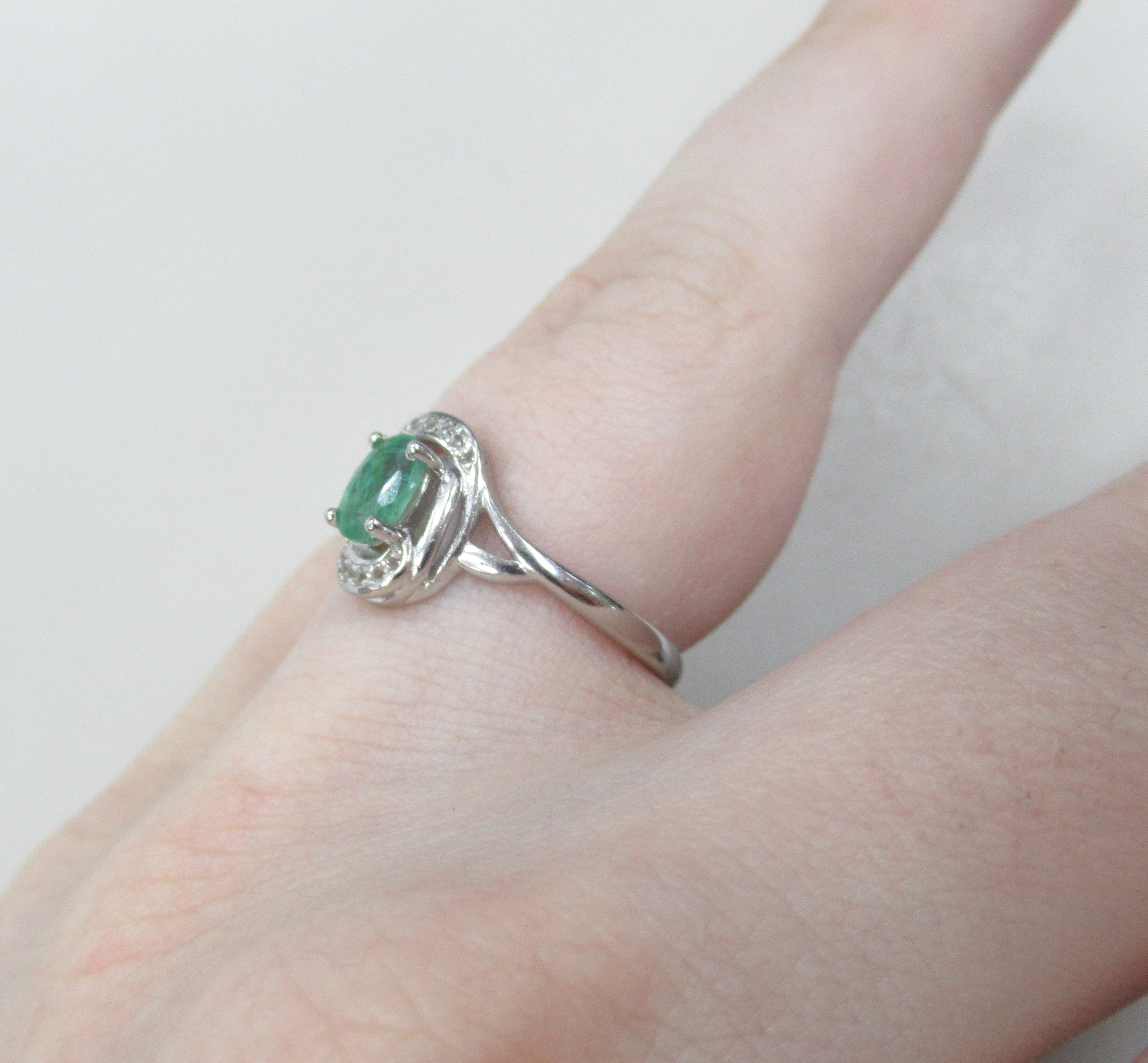 Серебряное кольцо с изумрудом